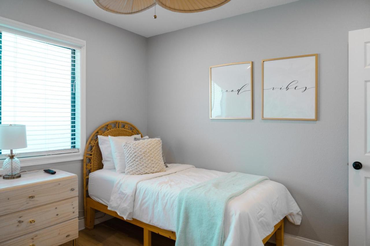 Luxury Villa 3 Blocks From The Beach With A Pool, Fire Pit And Outdoor Oasis كيب كانافيرال المظهر الخارجي الصورة