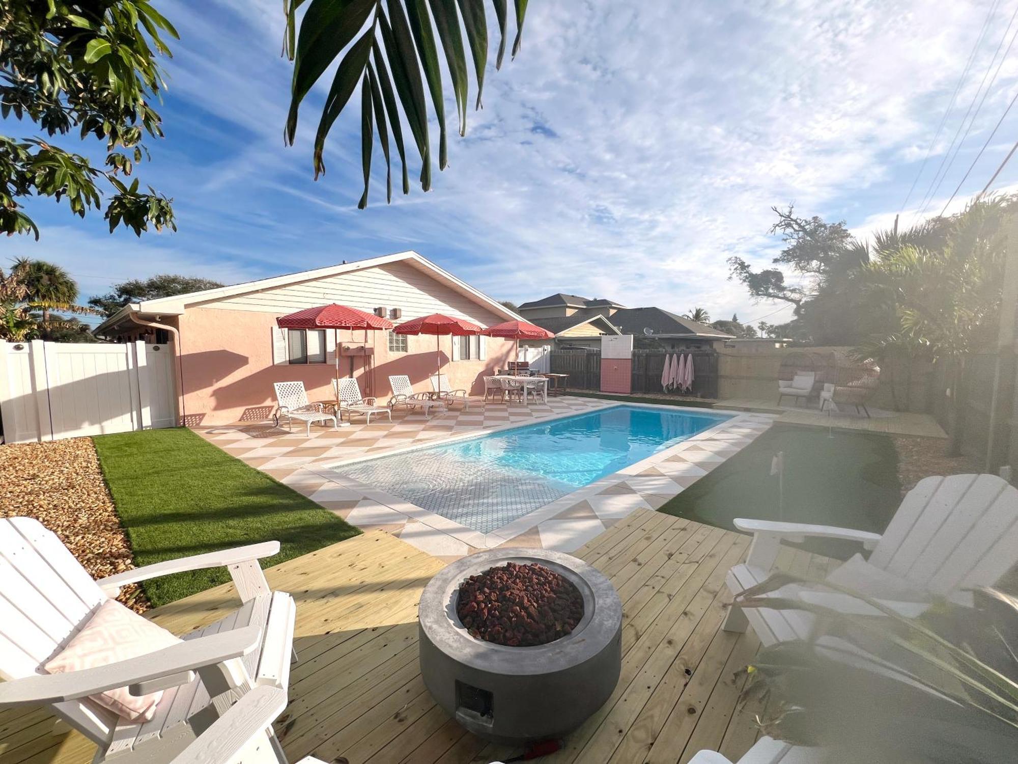 Luxury Villa 3 Blocks From The Beach With A Pool, Fire Pit And Outdoor Oasis كيب كانافيرال المظهر الخارجي الصورة